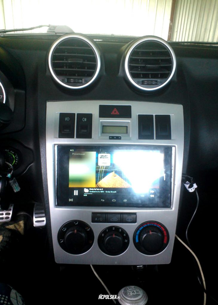 Tablet jako stacja multimedialna w samochodzie